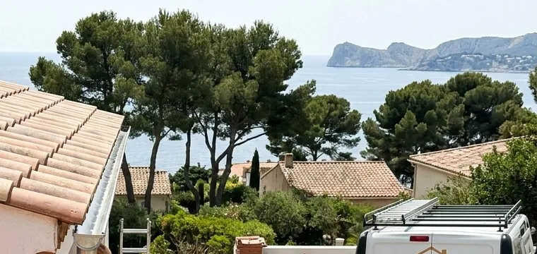 Toits en tuiles canal d'un quartier de La Ciotat face à la baie, pins parasols et Bec de l'Aigle