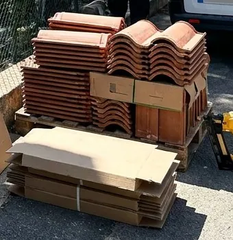 Tuiles canal neuves sur palette pour un chantier de couverture à La Ciotat